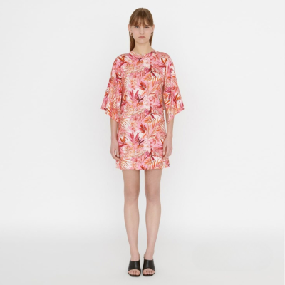 Vestido curto com padrão floral rosa e manga ampla