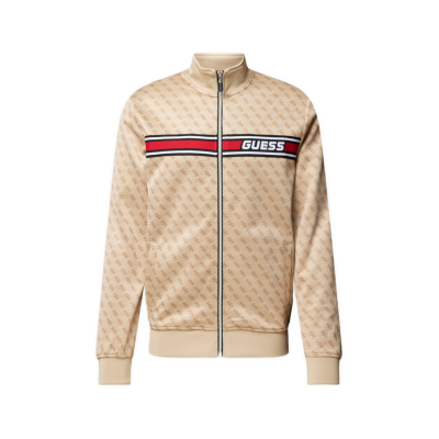 Casaco bege com padrão, fecho de correr, faixa com texto GUESS