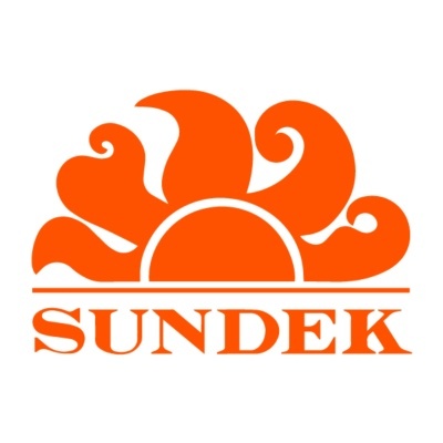 Logotipo com sol estilizado laranja e texto SUNDEK