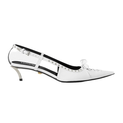 Sapato branco de salto médio fino com detalhes metálicos e laço