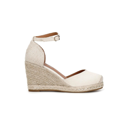 Sandália de cunha bege com padrão xadrez na parte traseira e tira de tornozelo