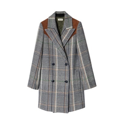 Casaco comprido xadrez cinzento com detalhes castanhos nos ombros e botões pretos