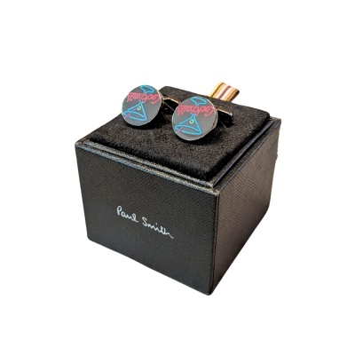 Botões de punho redondos com detalhes coloridos e caixa preta com o nome Paul Smith