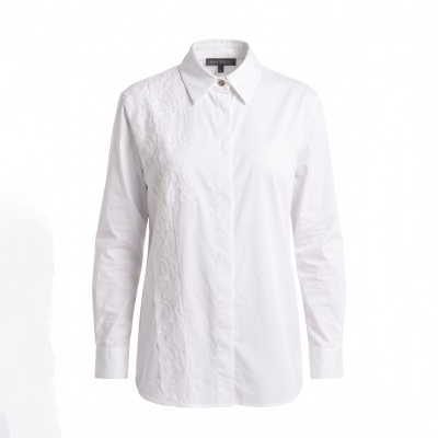 Camisa branca com detalhe em renda e gola clássica