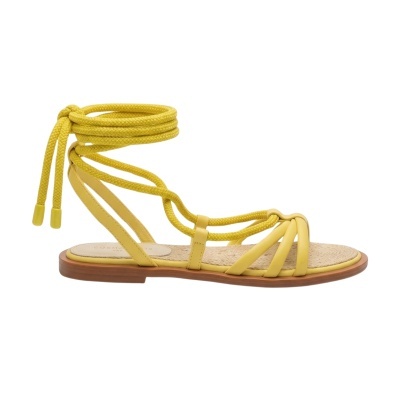Sandália amarela de tiras e cordões com sola de madeira.