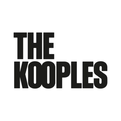 Texto THE KOOPLES em preto sobre fundo branco.