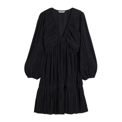 Vestido curto preto plissado com mangas compridas bufantes