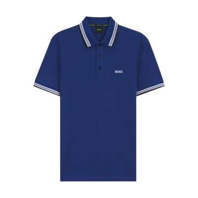 Polo azul escuro com gola riscada e texto BOSS no peito