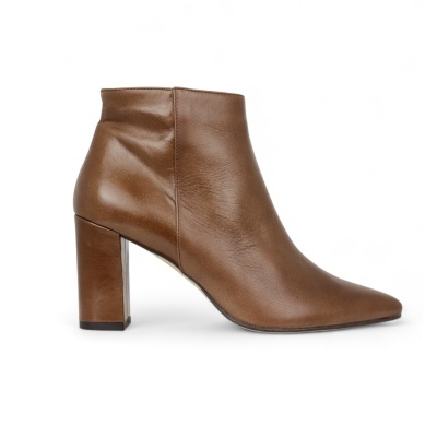 Bota castanha de salto alto em pele com bico pontiagudo