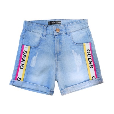 Calções de ganga azuis claros com faixas laterais amarelas e rosa e a marca GUESS