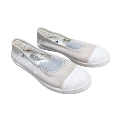 Par de sapatilhas de lona bege claro com sola branca e elástico cinza