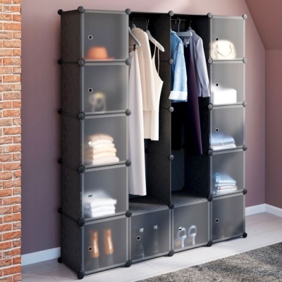 Armário modular preto com portas translúcidas contendo roupas e acessórios