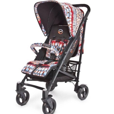 Carrinho de bebé Cybex com padrão colorido e estrutura preta