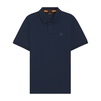 Polo azul escuro de manga curta com gola e botões com logo BOSS