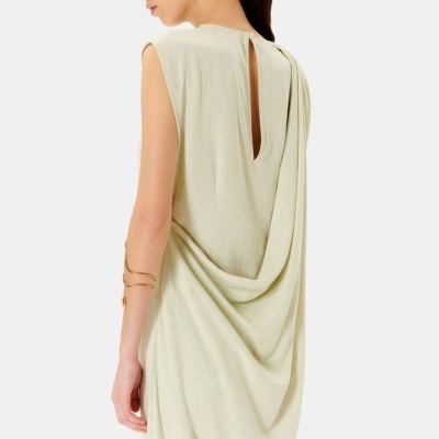 Vestido bege claro drapeado nas costas