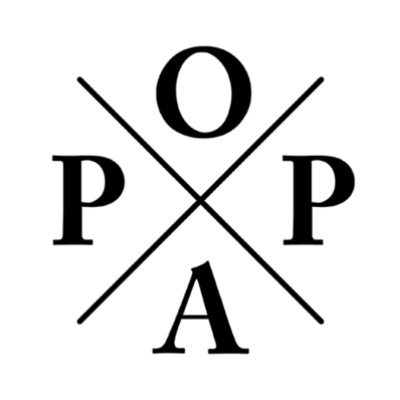 Logótipo com letras P, O, P, A em cruz preta sobre fundo branco.