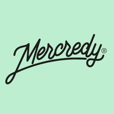 Logótipo Mercredy cursivo preto em fundo verde claro