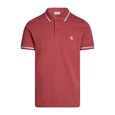 Polo masculino vermelho com gola e mangas com risca branca e logotipo cK bordado.