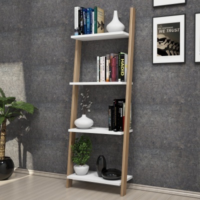 Estante branca e madeira clara com livros, vasos e plantas decorativas numa sala com parede cinza.