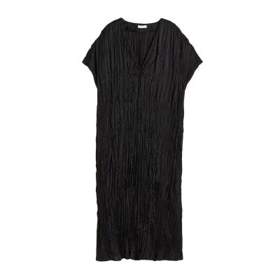 Vestido comprido preto com textura enrugada e decote em V