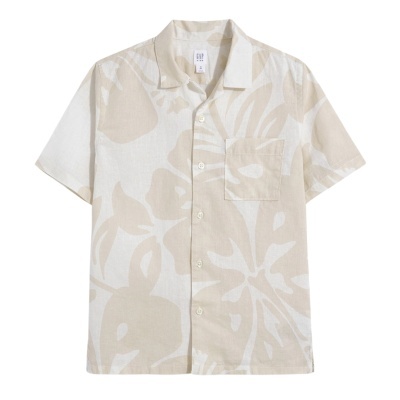 Camisa manga curta bege e branco com padrão floral e bolso no peito