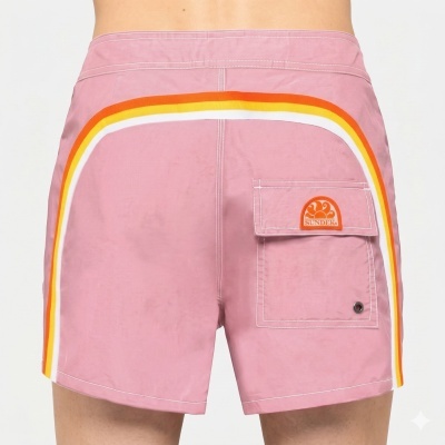 Calções de banho cor-de-rosa com riscas coloridas e bolso atrás com etiqueta SUNDEK