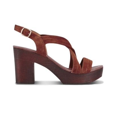 Sandália castanha de salto com tiras de camurça e fivela prateada.