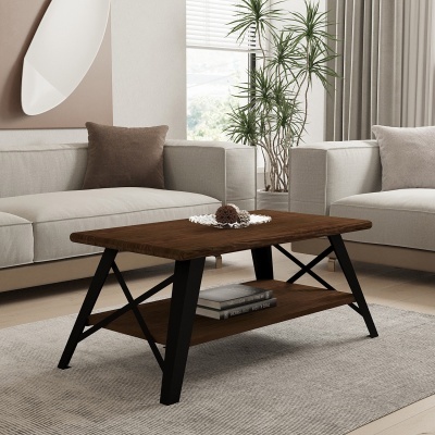 Mesa de centro em madeira escura e metal preto entre sofás bege