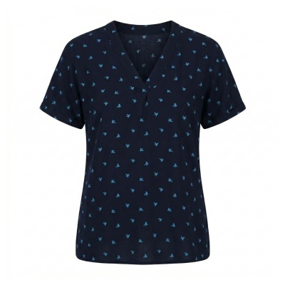 T-shirt feminina azul escuro com padrão de aves azuis