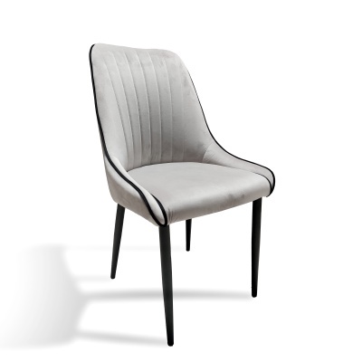 Cadeira cinzenta clara com pernas pretas e detalhe preto nas bordas