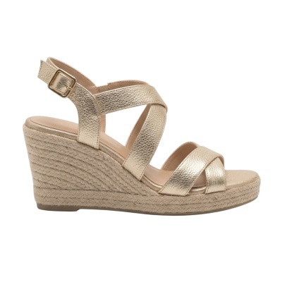 Sandália de cunha dourada com tiras cruzadas e sola de cortiça trançada