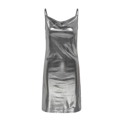 Vestido metálico prateado com alças finas em fundo branco