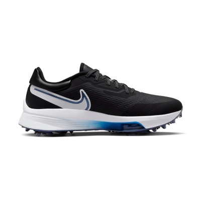 Ténis desportivos pretos com detalhes em branco e azul e sola com pinos