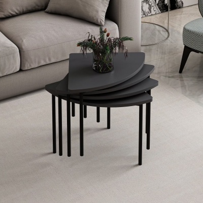 Conjunto de três mesas de centro triangulares cinzentas com pernas pretas