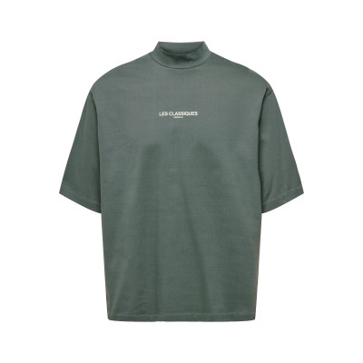 T-shirt verde militar de manga curta com gola alta e texto branco no peito