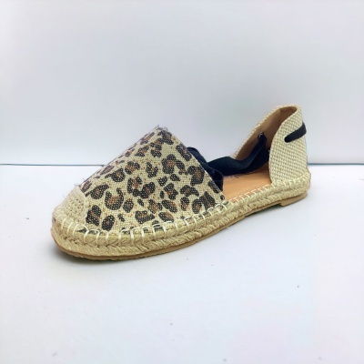 Espadrilha feminina com padrão de leopardo e sola de corda