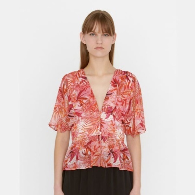 Blusa feminina vermelha com padrão floral e decote em V