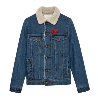 Casaco denim azul com gola de pelúcia branca e texto ART vermelho