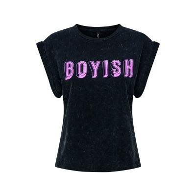 T-shirt preta feminina com texto BOYISH em rosa