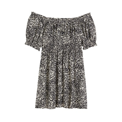 Vestido curto preto e branco com padrão abstrato e decote ombro a ombro