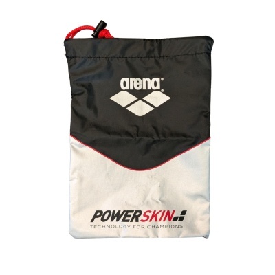 Saco de tecido preto e branco com cordão vermelho e logótipo arena