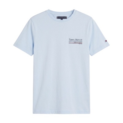 T-shirt azul clara Tommy Hilfiger com logótipo na frente e bandeira na manga