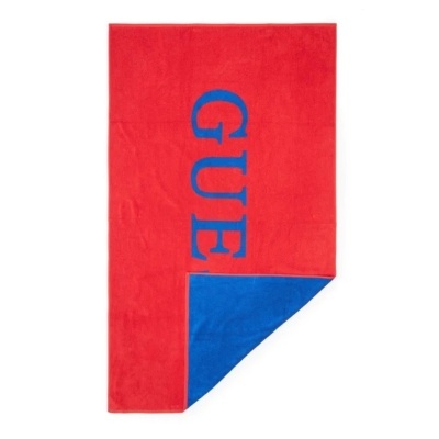 Toalha vermelha com texto azul GUE e verso azul visível