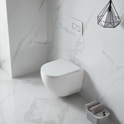 Sanita suspensa branca com botão de descarga na parede e toalhas cinzentas enroladas ao lado