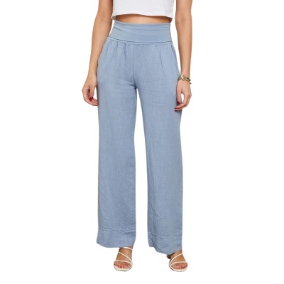 Calças femininas azuis claras de perna larga com cós largo, usadas com sandálias brancas