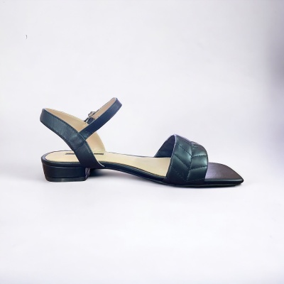 Sandália preta de salto baixo com tiras acolchoadas