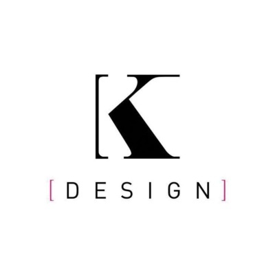 Logótipo K DESIGN com letras e colchetes em preto e cor-de-rosa sobre fundo branco.