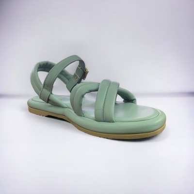 Sandália verde clara com tiras almofadadas e fivela no tornozelo