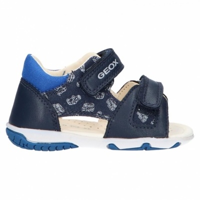 Sandália infantil azul e preta com velcro e padrão de carrinhos