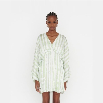 Vestido curto verde claro e branco com padrão riscado ondulado e decote em V